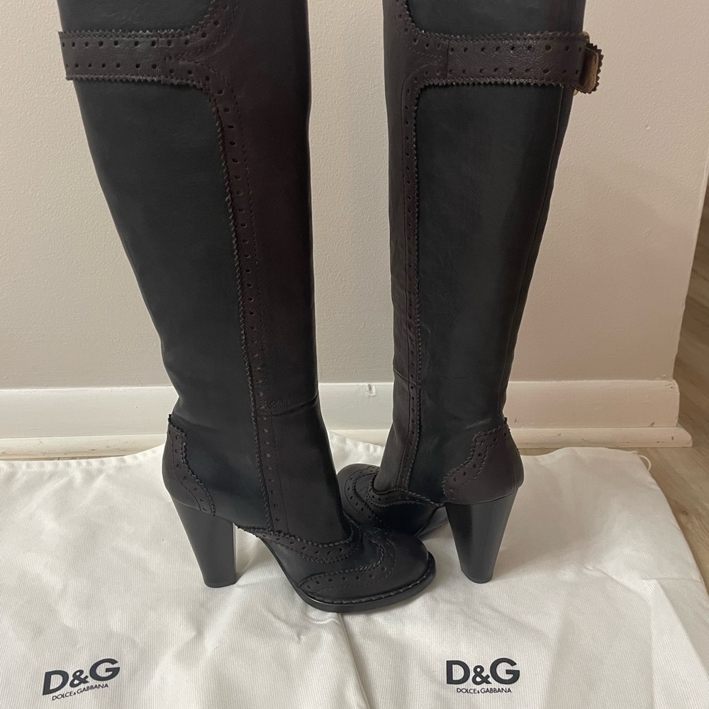 New-D&G Dark Brown Leather Knee-High Heeled Boots With Gold Buckle